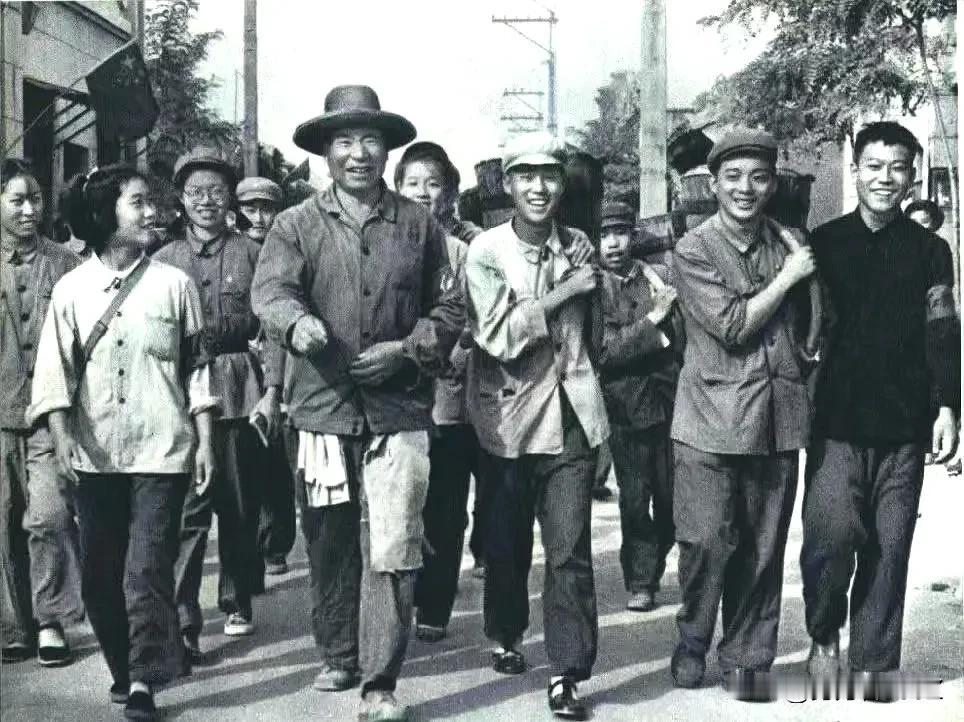 1966年，北京的学生们兴高采烈参加义务劳动，和全国劳动模范时传祥同志一起掏粪背