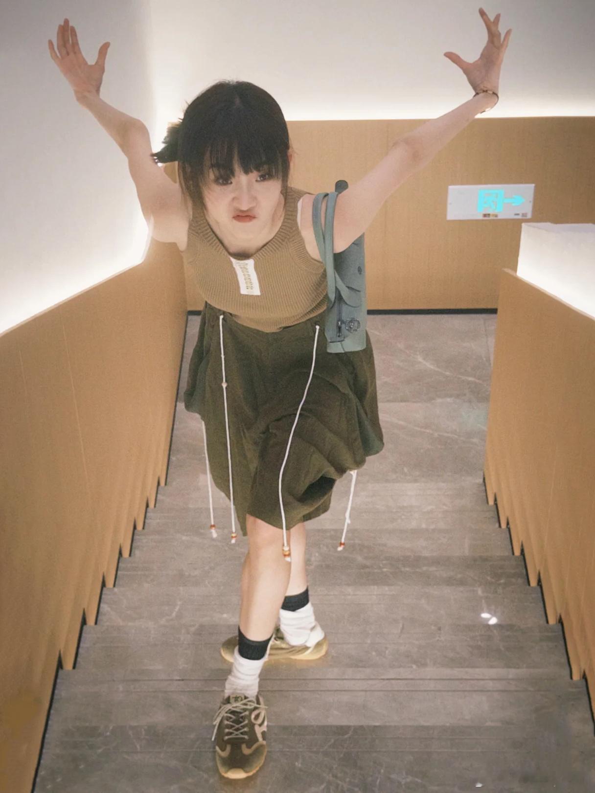 代言人张艺凡私服出片单品📸一身橄榄绿搭配tq花瓣德训灵动又清爽👟tq花瓣系列