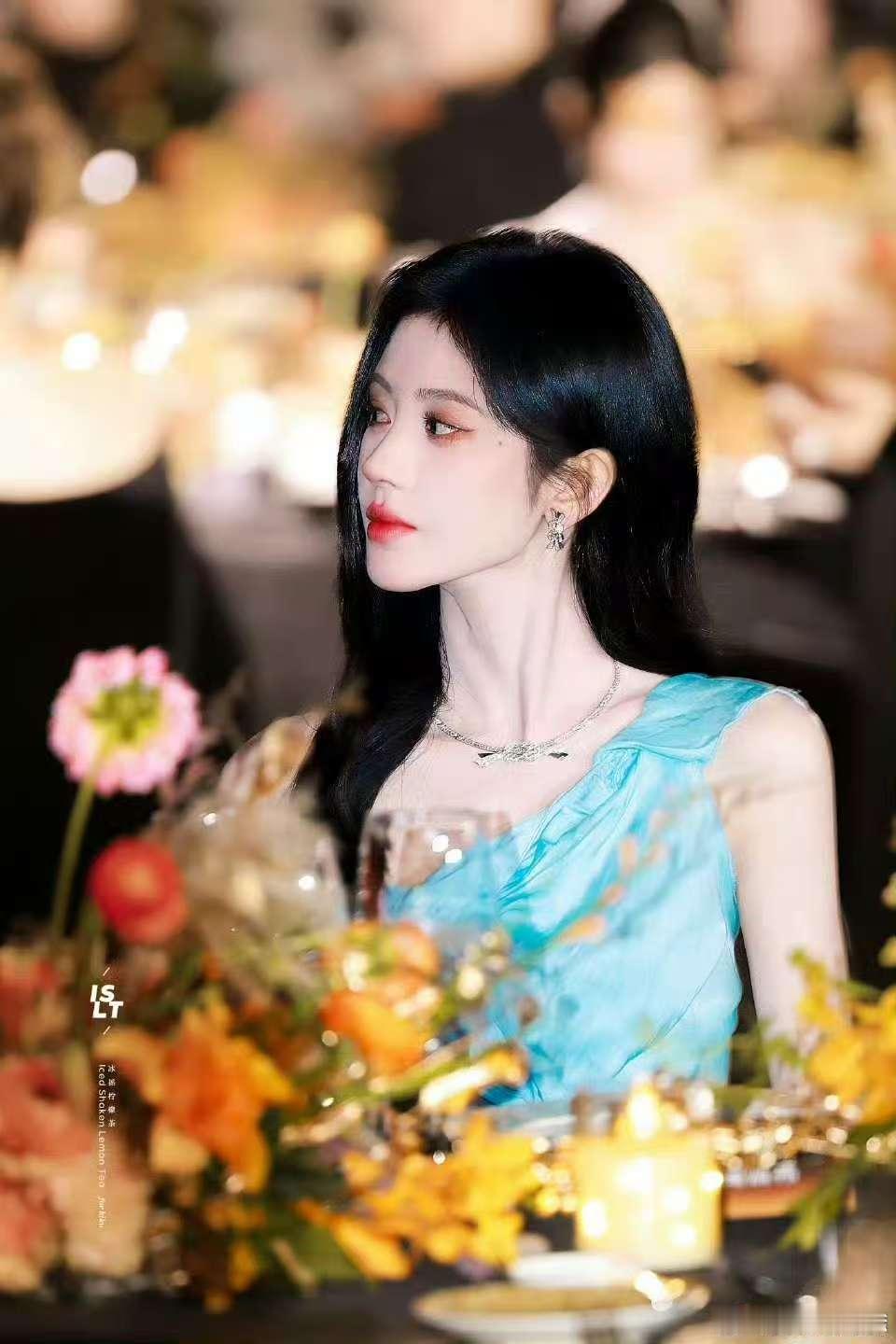 鞠婧祎又出神图了鞠婧祎这组晚宴生图直接封神！一袭水蓝色礼裙搭配黑长卷发，妆容精致