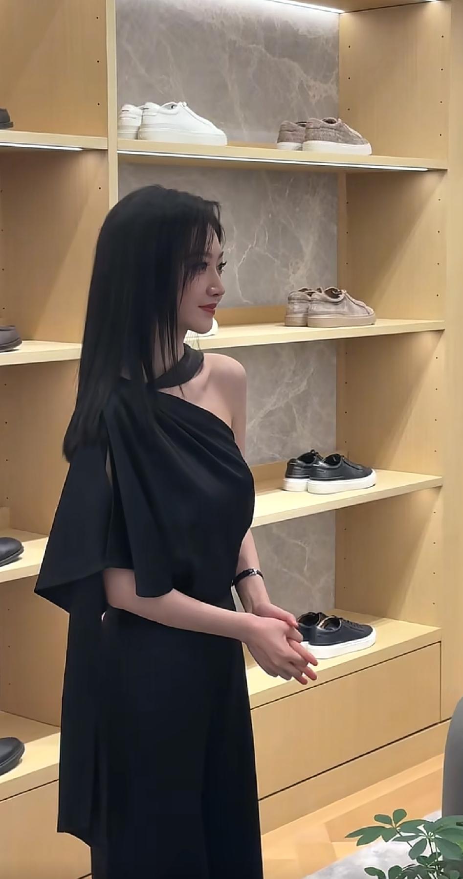 看完孙宇晨的小作文，他终于把曾经窝在出租屋里高攀不起的那个女神给睡了，分手后他想