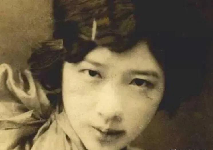 1906年，一代才女陆英出嫁。当丈夫揭开她的红盖头时，众人一下子屏住了呼吸，这简