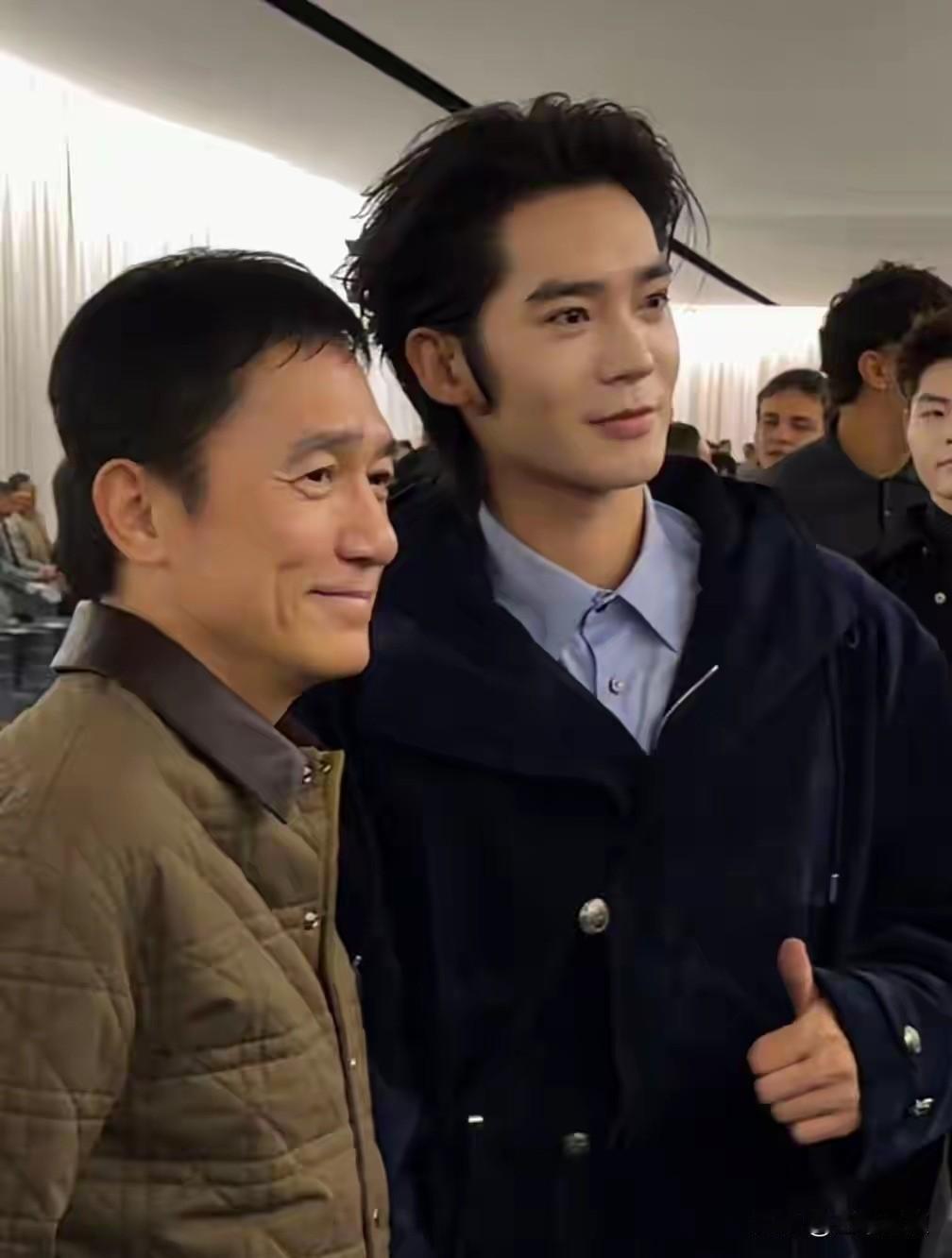 梁朝伟，即使素面朝天，也不输一旁青春盎然的于适，就像成年酿酒，具有独特的韵味。真