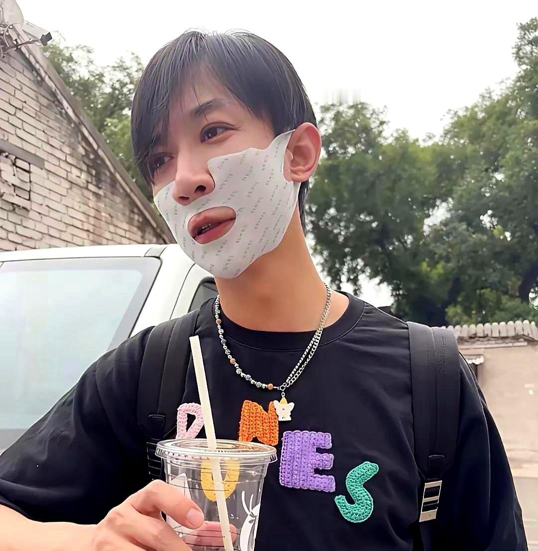 “面膜贴脸上，岳父先问价。”张维伊进门那刻，客厅空气凝固。

董璇代言的银色小袋
