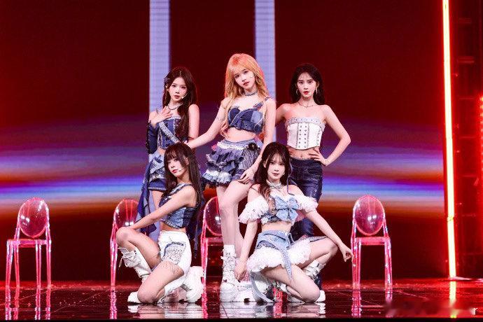 偶像圈最残酷的真相是什么？是被遗忘。每年两百张新面孔涌进来，每月三十场公演轮转，