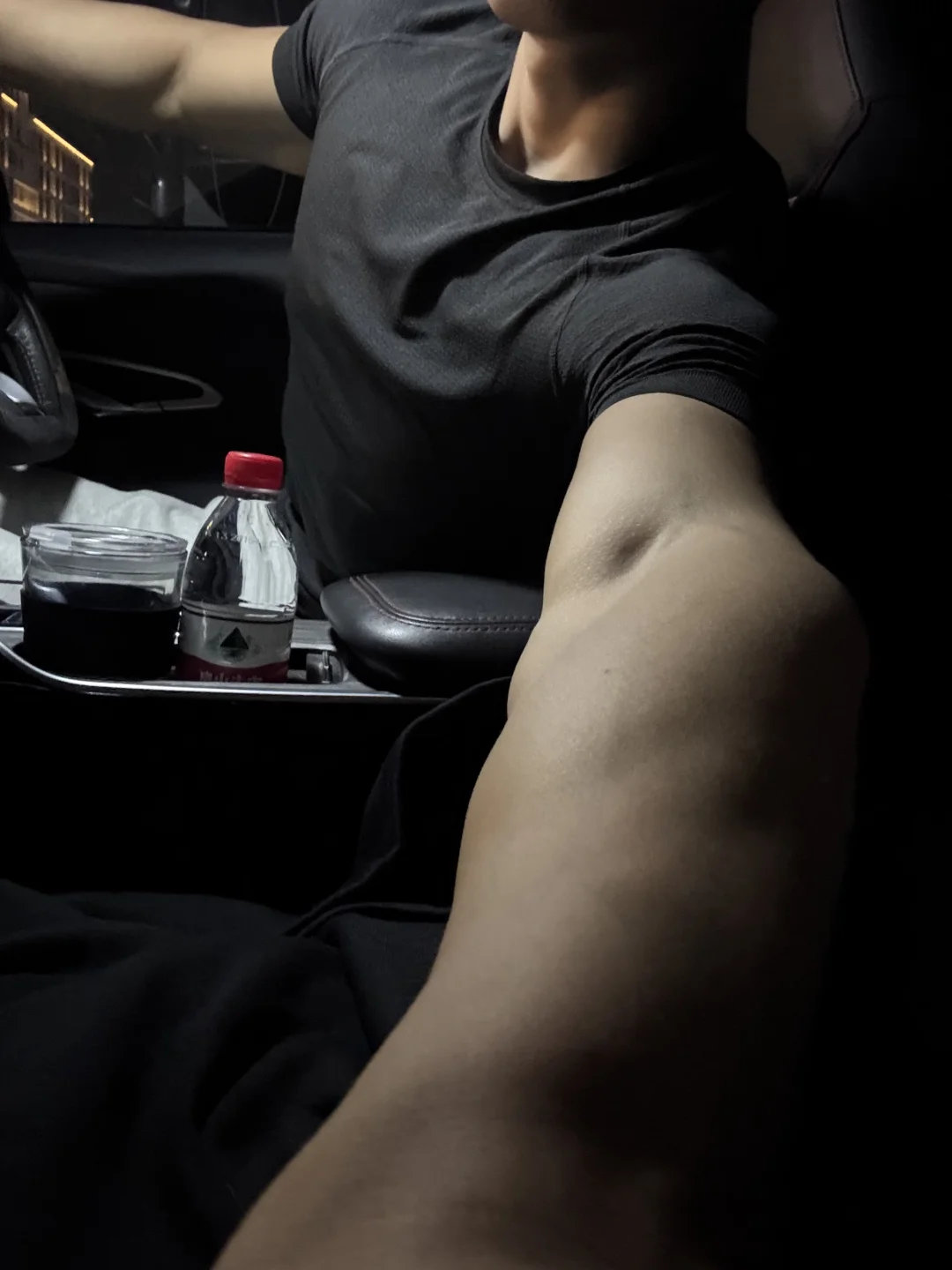 代驾师傅已到指定位置，凭尾号上车。