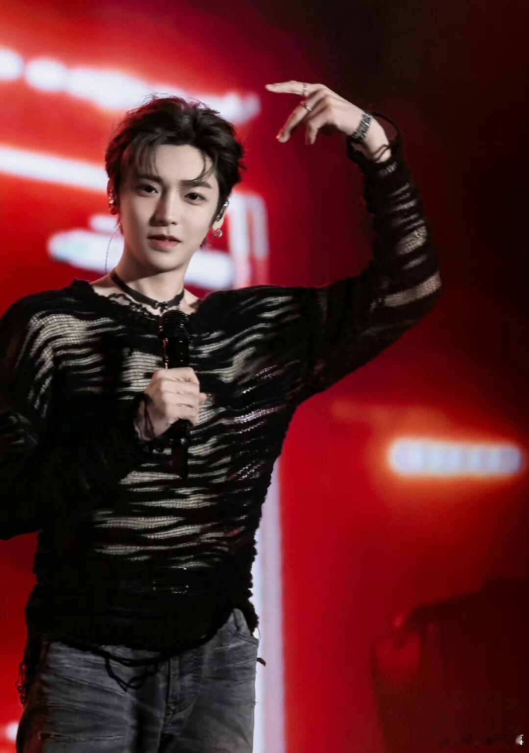   从资深玩家于谦到年轻艺人侯明昊都爱用，这波破圈太有说服力了。它早就不只是“每