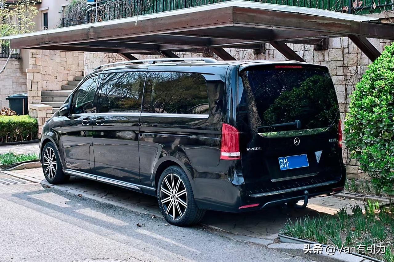 邻居的V260L，之前好像没见过这台车，细节倒是有亮点（但国内不合规）
