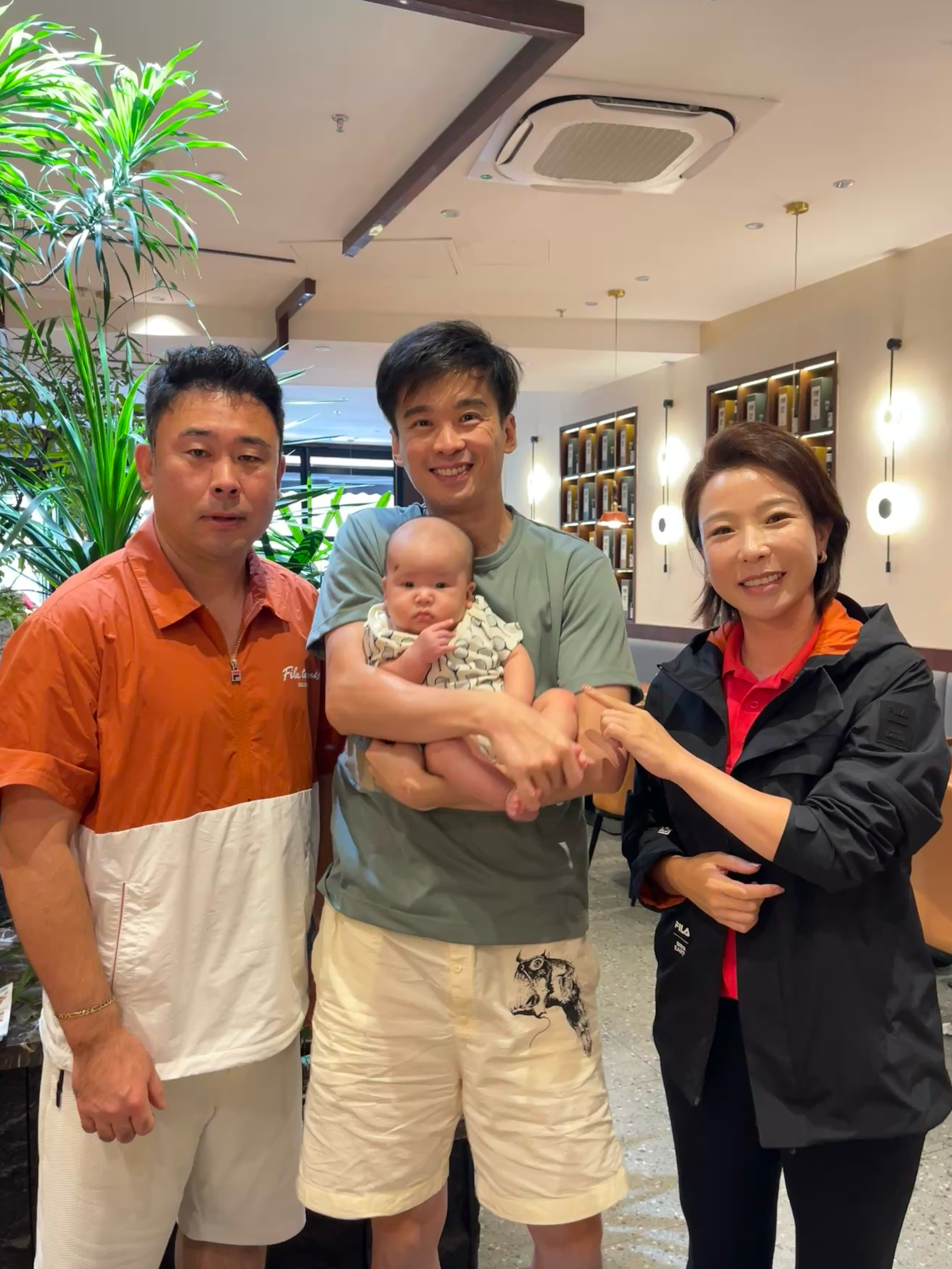 我知道这两天你们都在蹲费德勒，我呢，就去会了会费德勒明天的对手。顺带领着陈兜兜拜