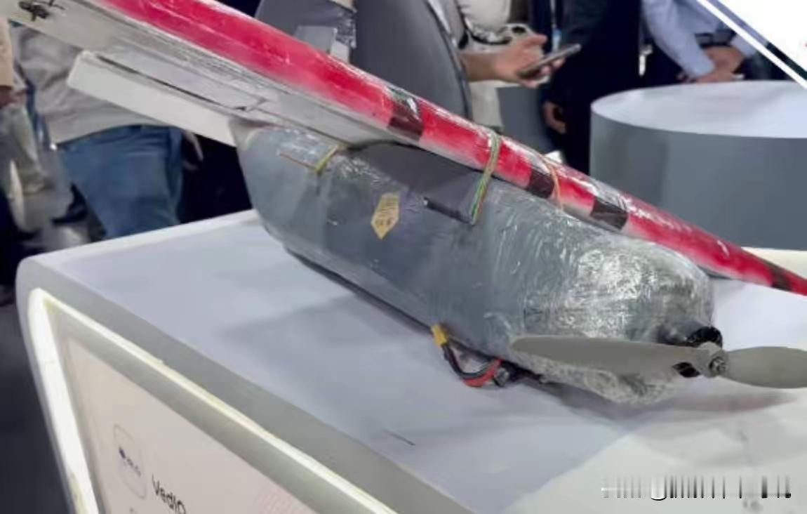 印度工作人员手里拿着无人机

大声的对着围观的观众大声说道，这是印度自己生产的A