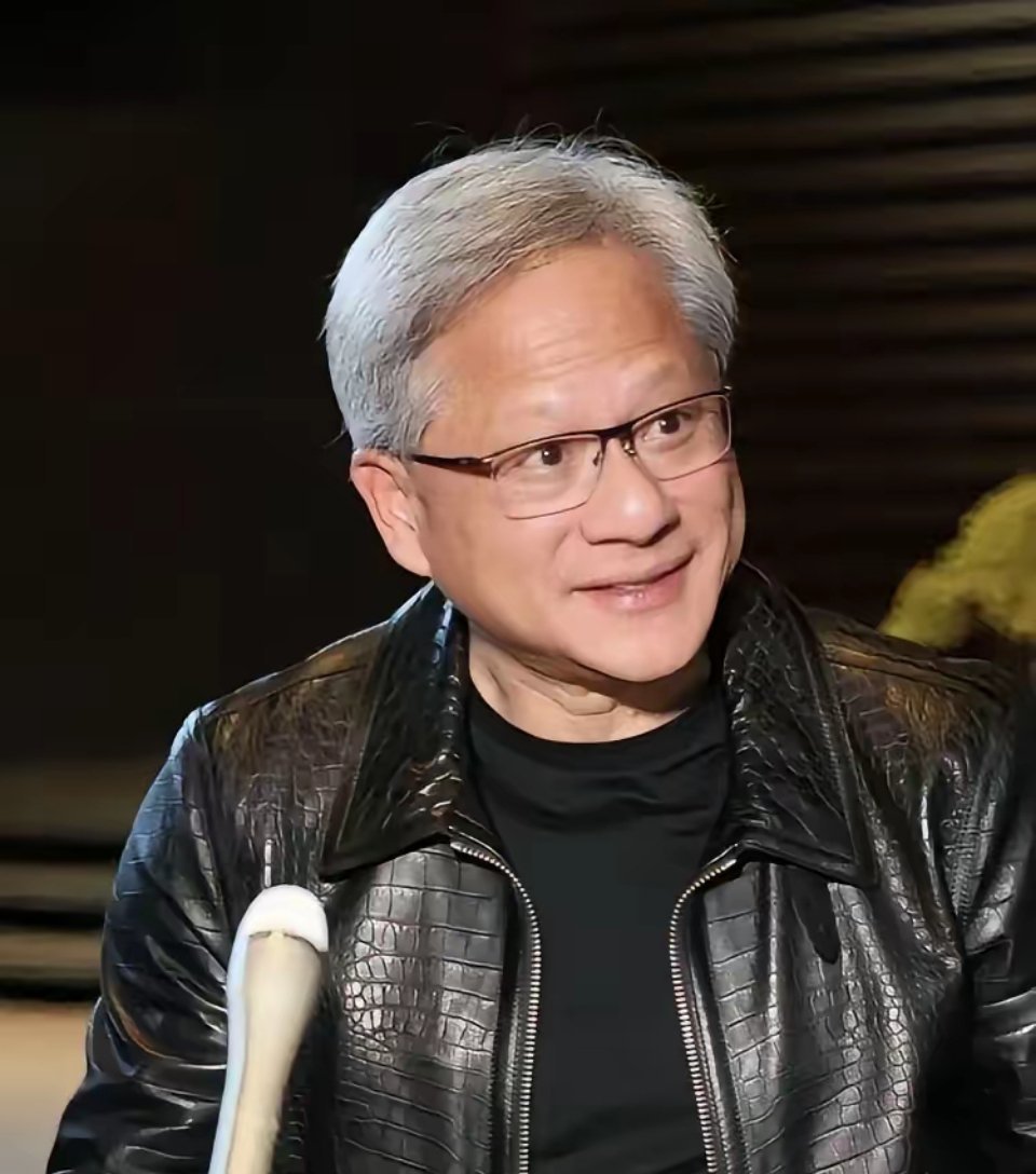 大家发现了吗？黄仁勋越来越不对劲了。明明他都已经63岁了，却变得越来越活跃了。按