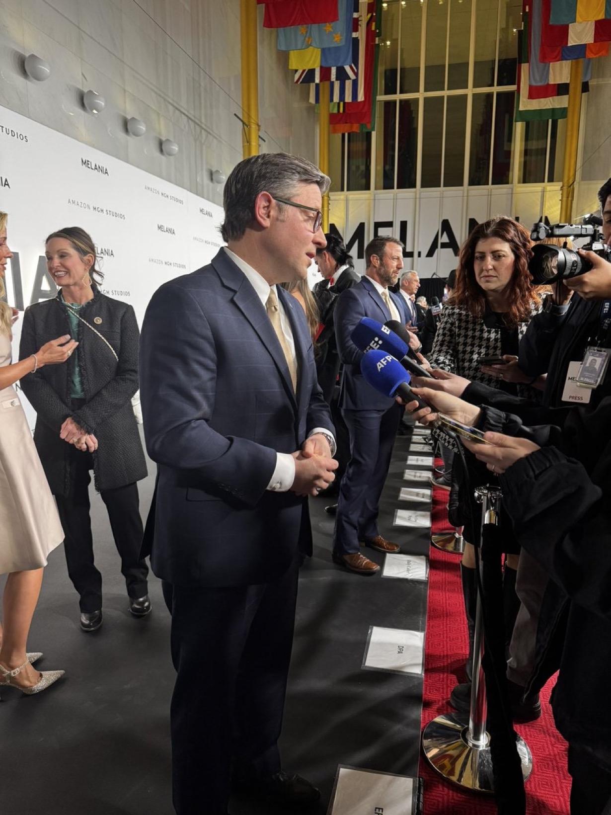 在梅拉尼娅首映礼上，

记者问约翰逊议长：您是否更广泛地赞同民主党人在这里提出的