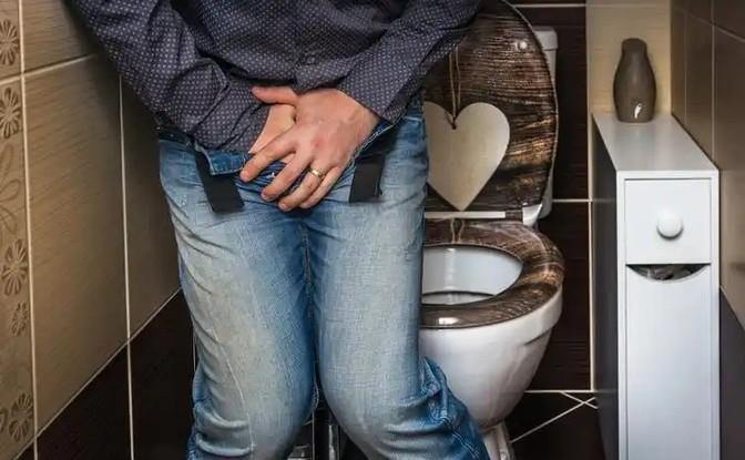 上厕所也会送命？大便出现这些迹象，你可能正在被肠癌＂暗算＂！
这不，老张最近上厕