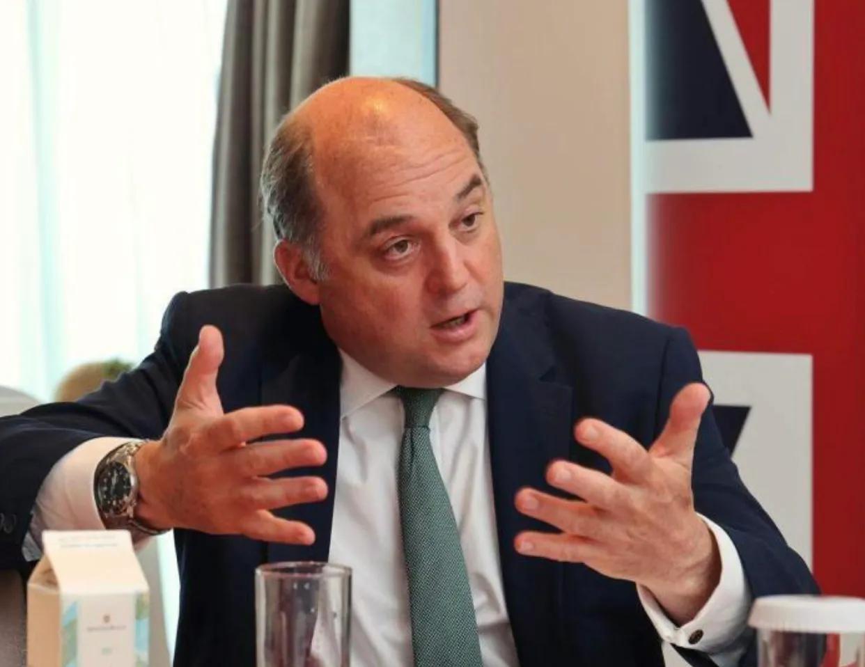 英国国防大臣华莱士出席香格里拉对话会期间声称，“以规则为基础的体系”目前正遭受一