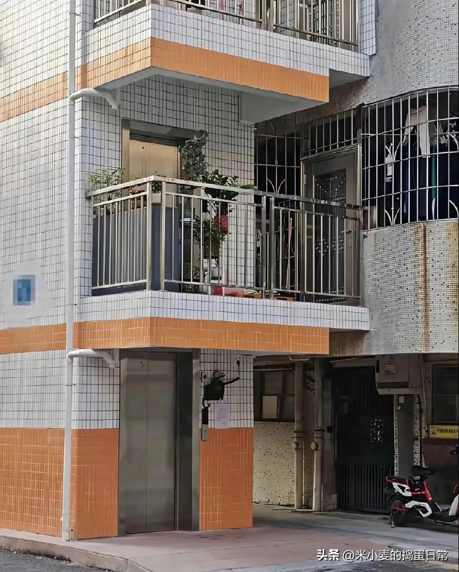 第一次见这种电梯，这有什么意义
 
在老小区撞见这台“贴墙电梯”时，我整个人都看