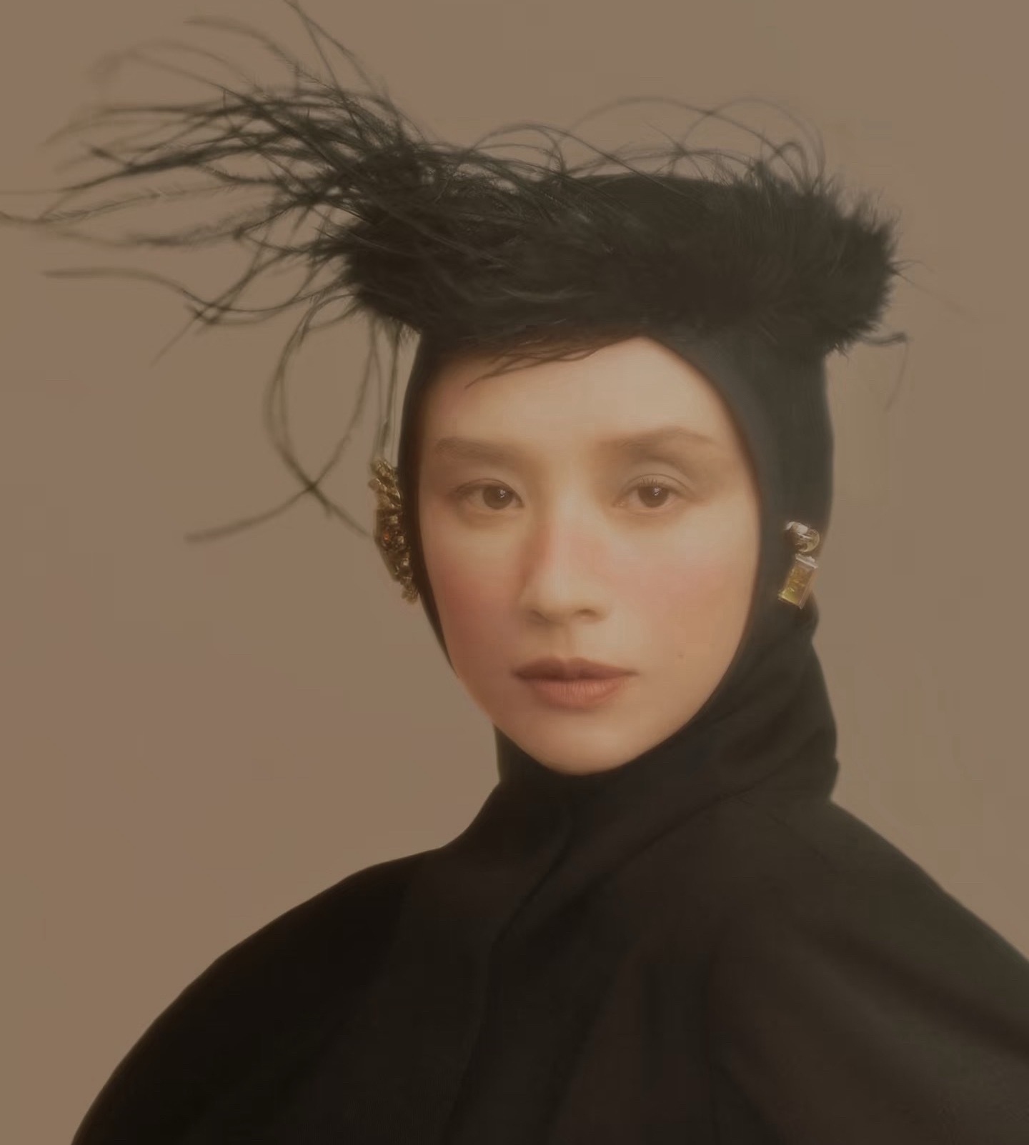 ？这很难评，时尚圈别再强行模仿那些西方名画了，我们是亚洲人谁给董洁做的妆造