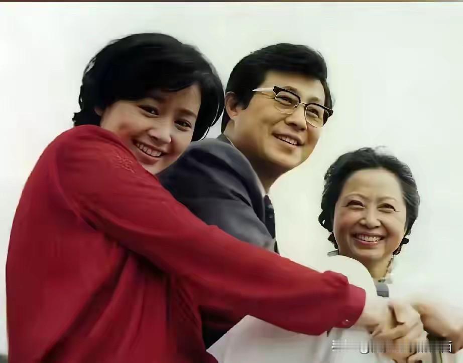 这是拍于上世纪80年代的老照片，三位演员里最熟悉的就是王心刚和左边的张瑜，张瑜长