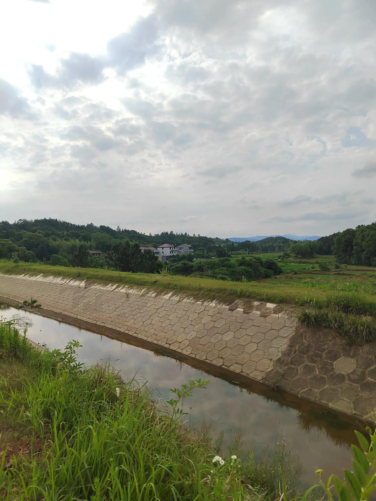 高安水利工程之——总干渠

总干渠位于高安北部，主要流经华林山、村前、石脑等镇，