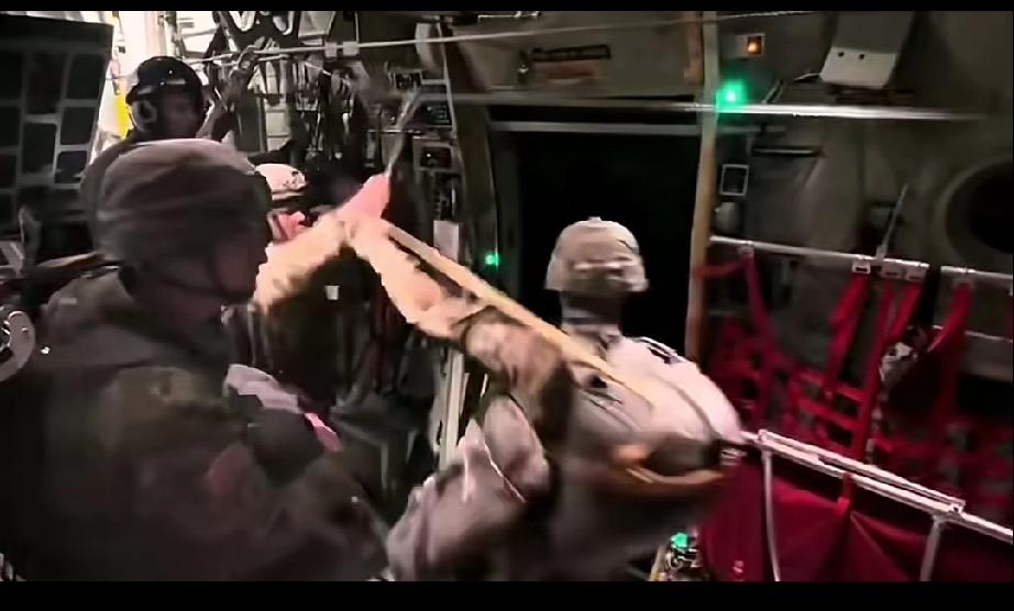 美军101空降师伞兵在阿拉斯加进行夜间跳伞训练。这明显就是纸老虎，一戳就穿，白天