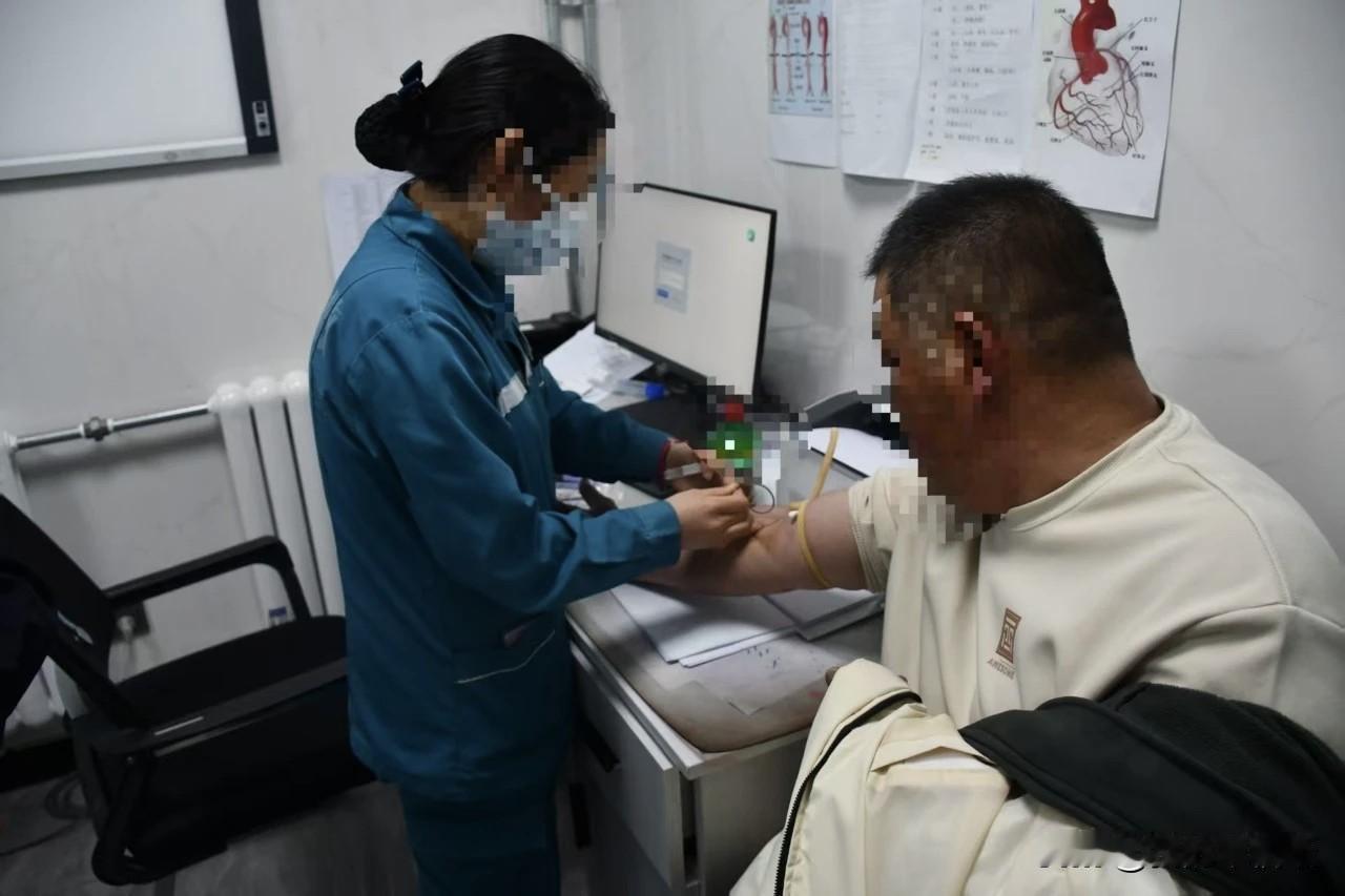 青海男子在小区院内倒车时，与后方行驶的小轿车相撞。交警一查，嘿，这小子原来喝醉了