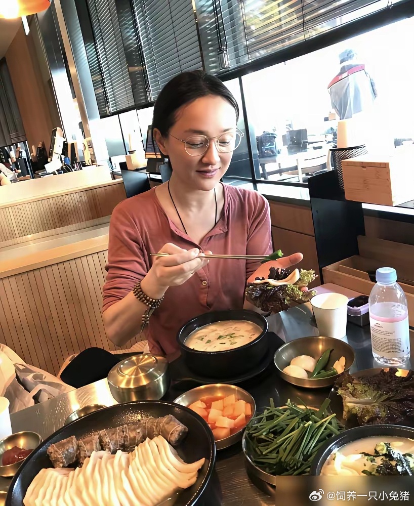 周迅被骂惨了，就因为在街边吃了碗素面。​照片传回国内，一群人盯着她的发际线和法令