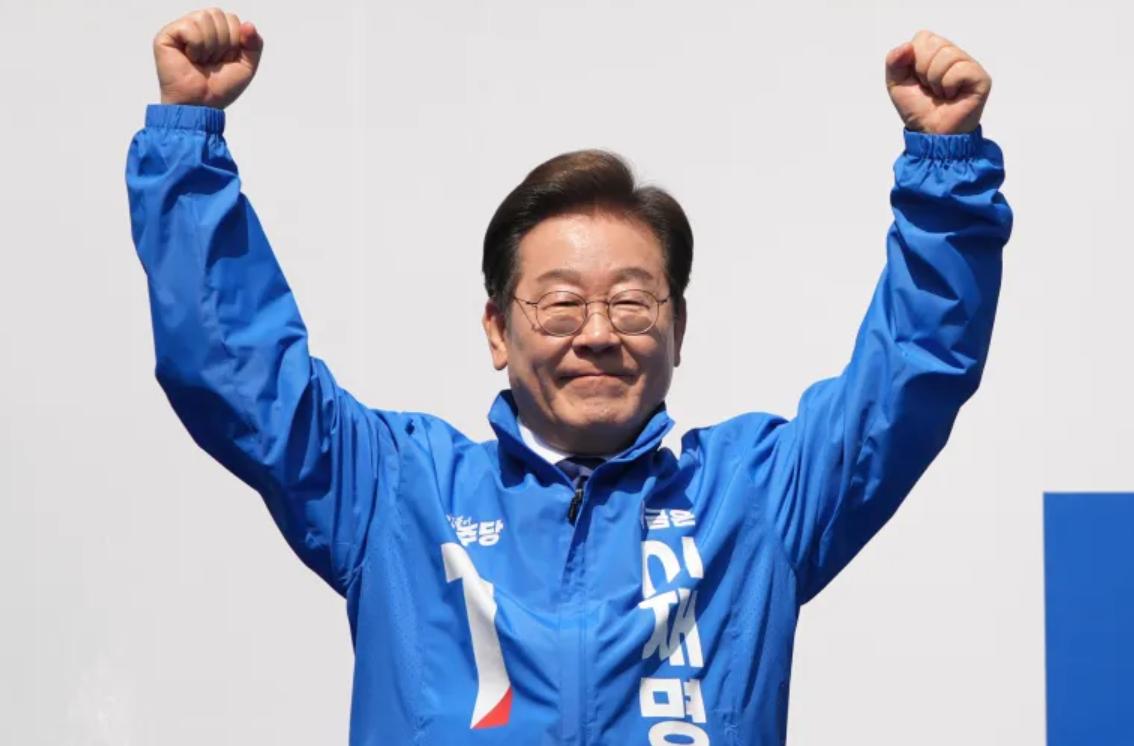 7月27日，首尔中央地方法院对尹锡悦违反《公职选举法》一案作出一审判决，判处其有