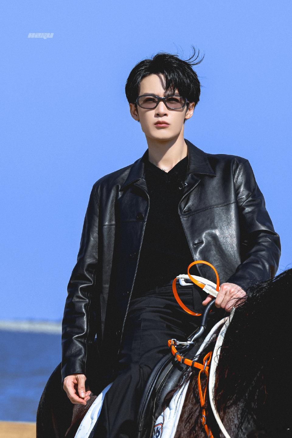 大哥檀健次昨天还是蓝天下海滩上酷帅的黑马王子，今天又要变身舞台上燃炸全场的舞台王