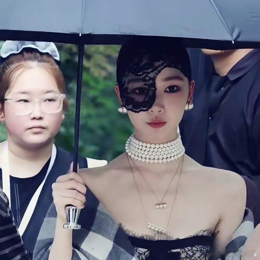 易梦玲蕾丝眼罩易梦玲暗夜猫女造型 易梦玲化身暗夜中的猫女，蕾丝眼罩一戴，氛围感瞬