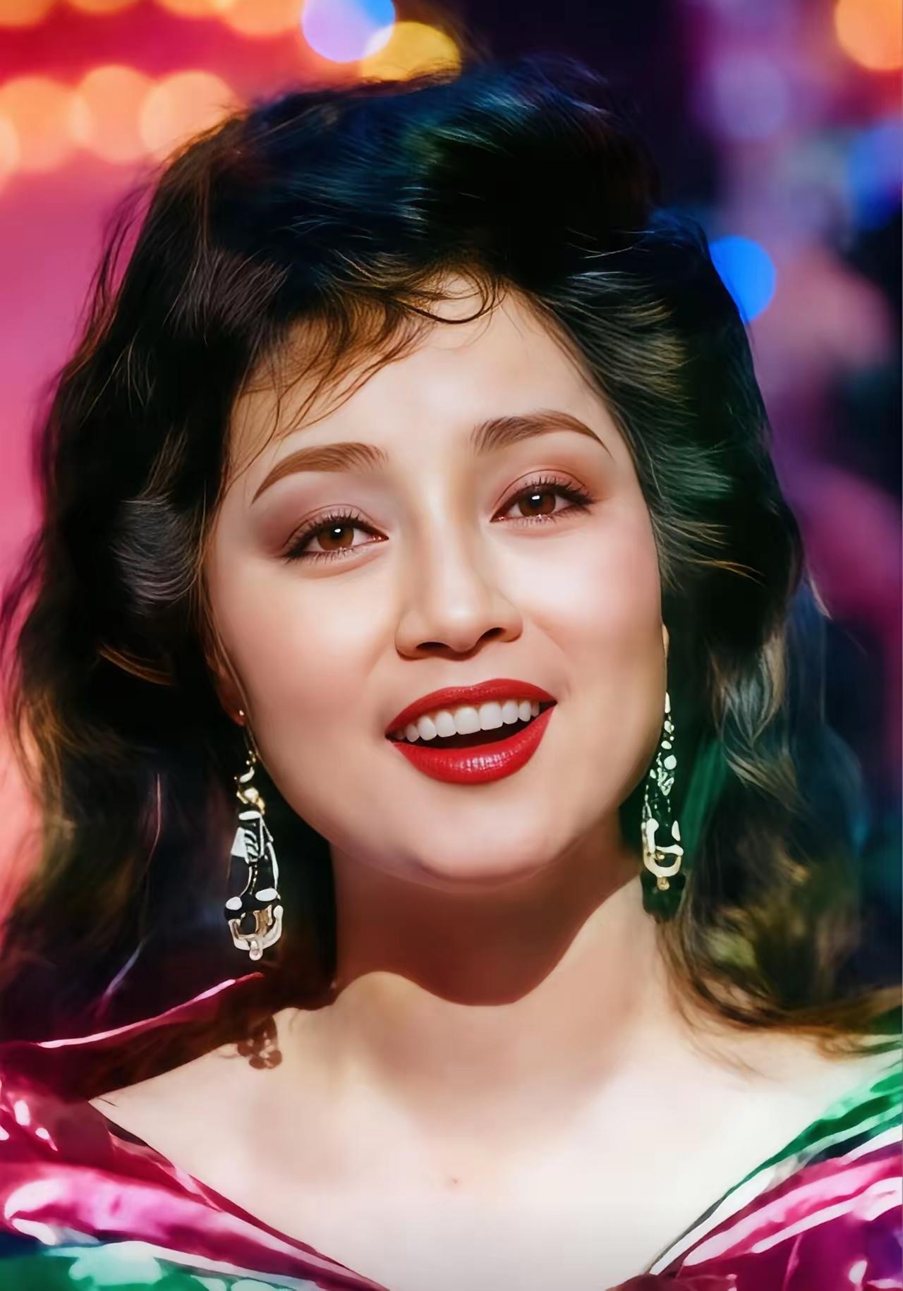 你们认识她吗？
她是中国香港人，她的演技精湛，绝对是实力派化身
她的唱功很扎实，