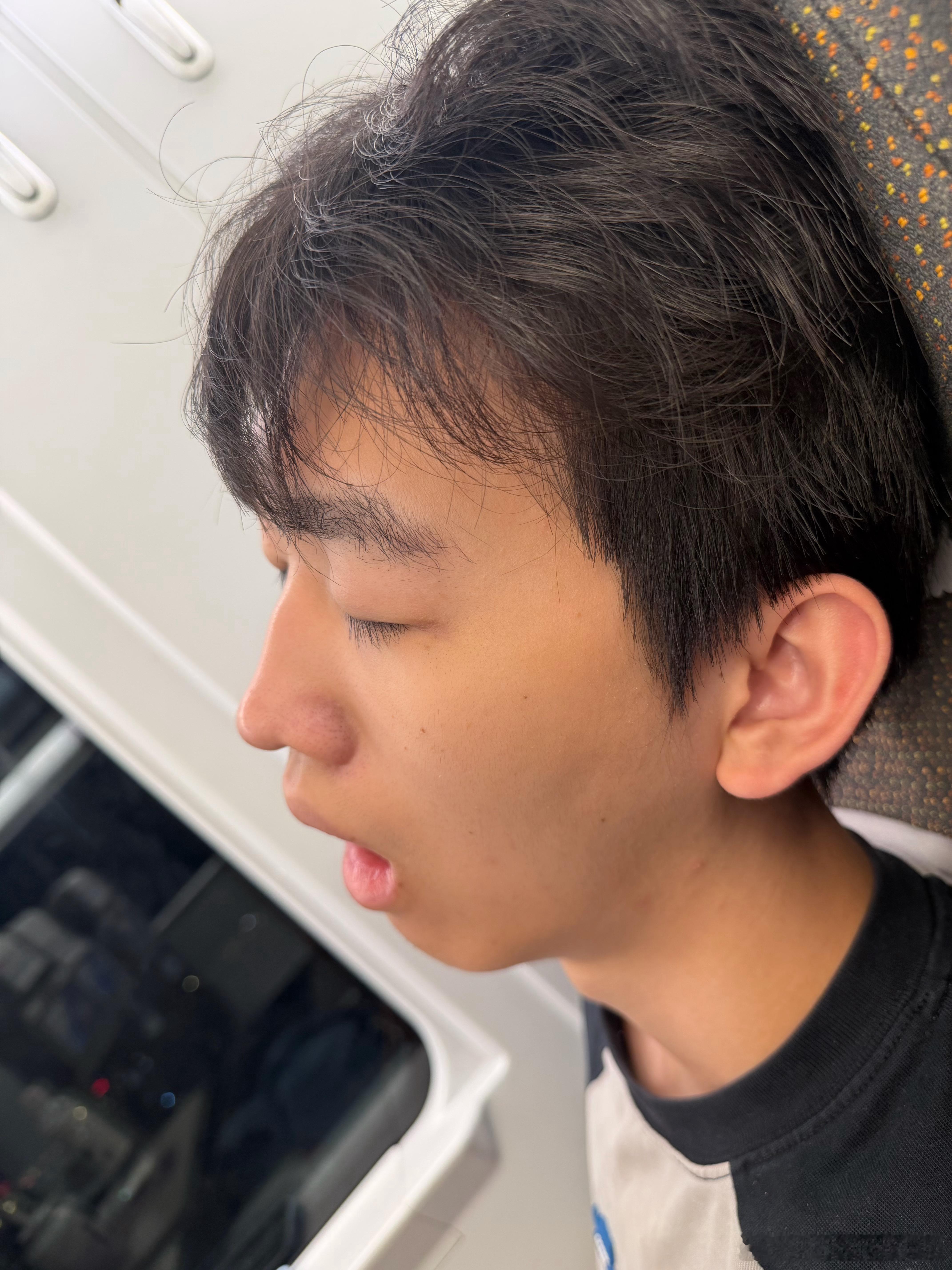 我去这样子看我跟我弟的鼻子简直一模一样吧。都是有一点点小小的驼峰然后鼻头都顿顿的
