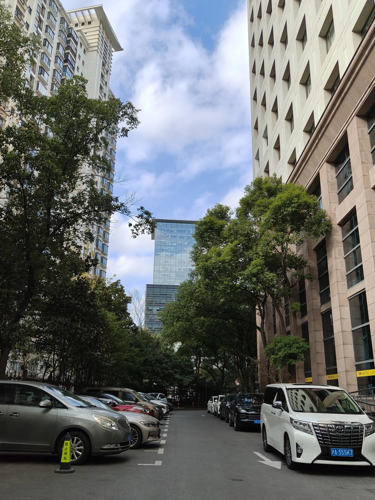 今天天气还行哈～就是还有点雾霾😷

早上的天气