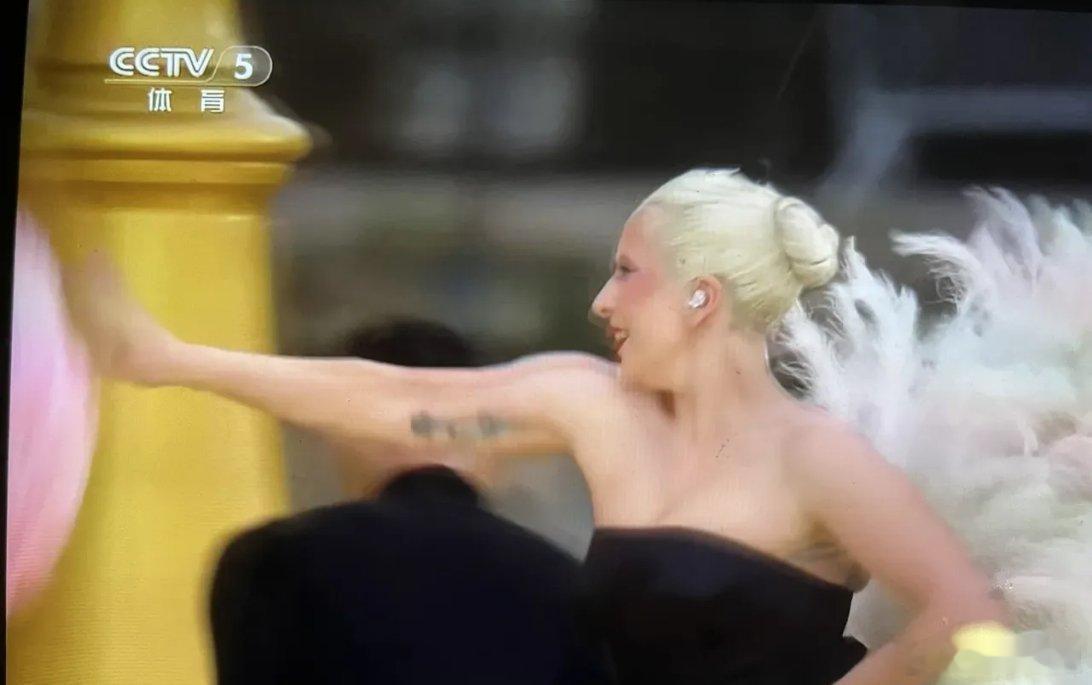 巴黎奥运会开幕，Lady Gaga 一露纹身就切远景，机位都是国际奥委会弄的，有