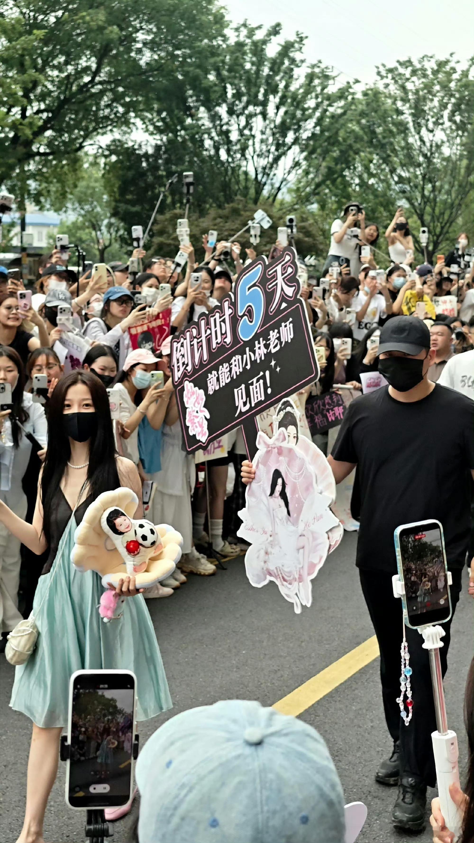 虞书欣安利灿如繁星虞书欣剧宣鬼才被虞书欣的宣传方式戳到，长生骨上班第二天满脑子灿