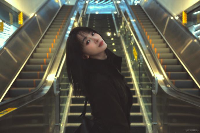 以为误入韩剧拍摄现场了，吴谨言这组地铁系列图也太有氛围了，状态好棒