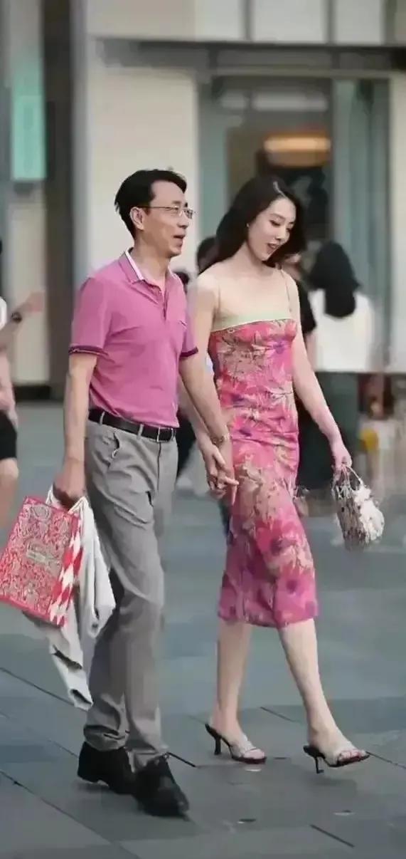 亡羊补牢，未知晚否？据说著名网红打卡地成都太古里已经明令禁止擅自街拍？

近日因