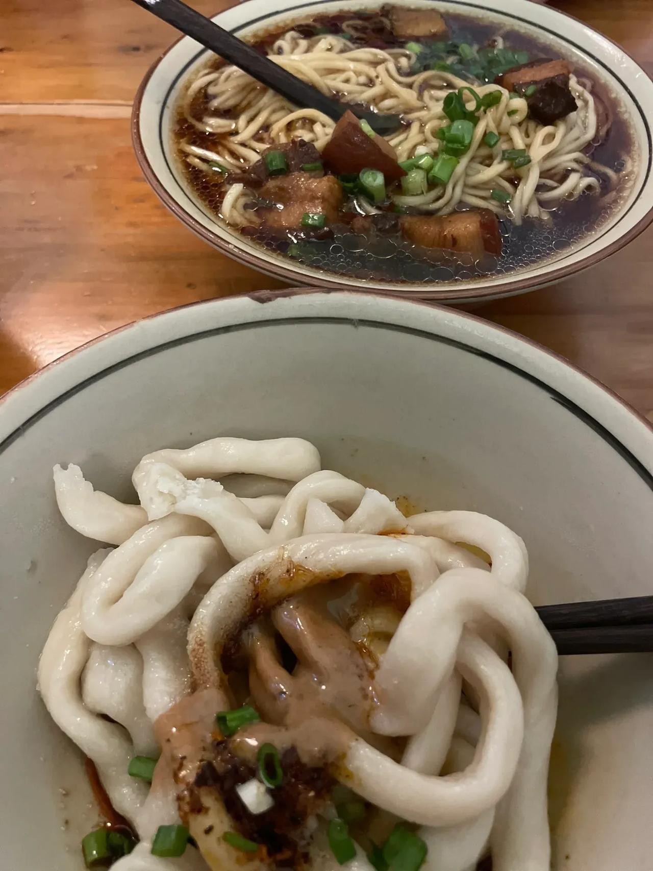 昨晚半夜又突然出击很想喝汤，找了好久看到玉林那边有一家开到凌晨两点的汤面铺，火速