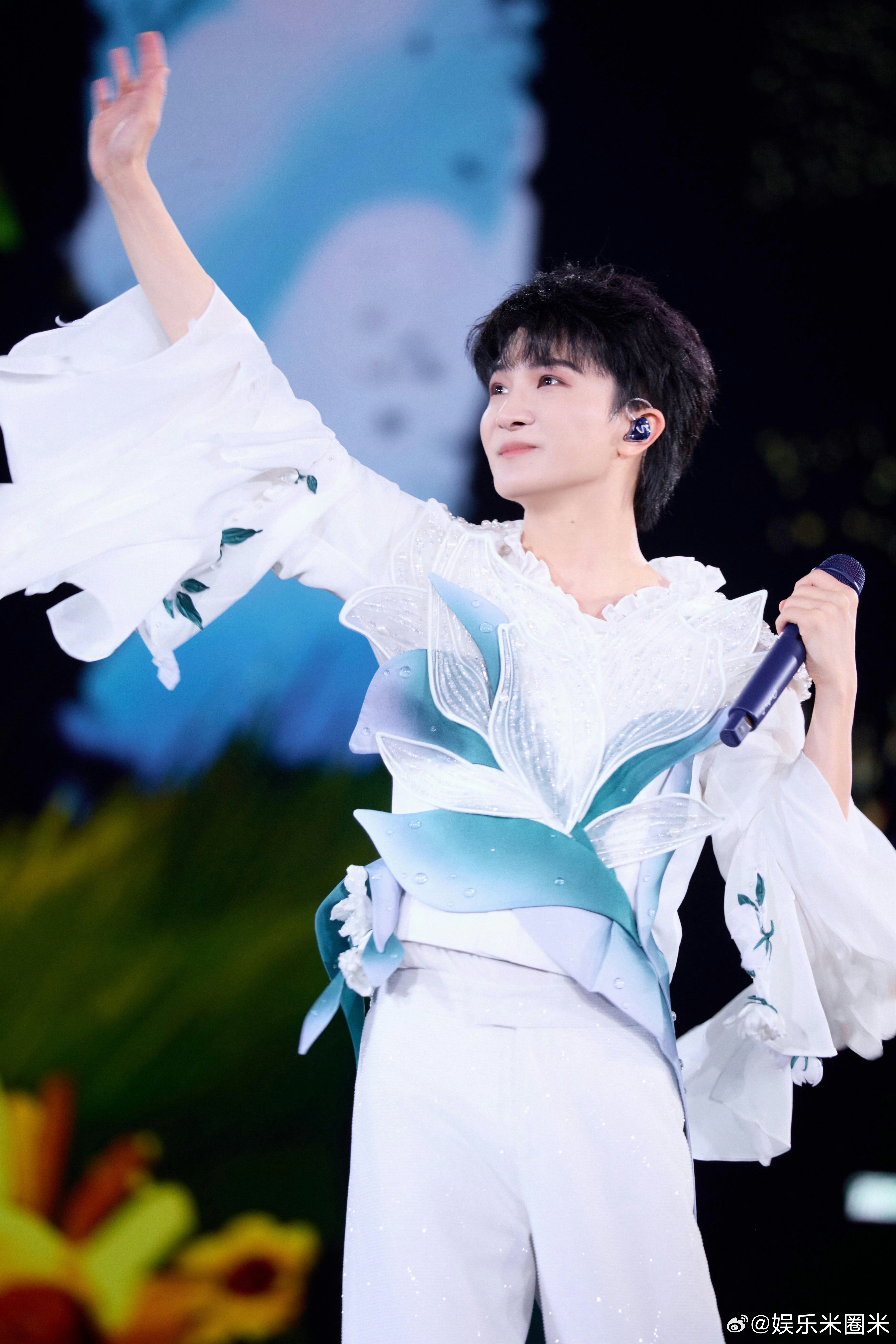 周深上午发歌晚上上桌 从上线到现场仅十二小时！周深新歌《求真》火速“上桌”，这波