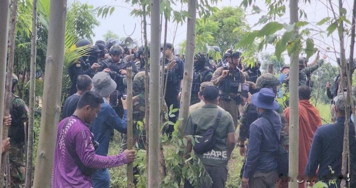 柬埔寨军队在柬泰争议边境地区试图拆除铁丝网时，与泰国守军爆发激烈冲突，双方士兵举