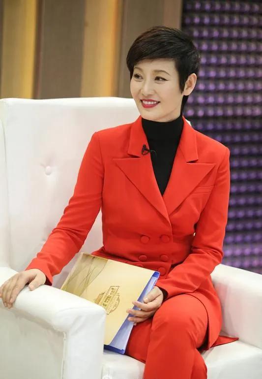 演员徐帆说:冯小刚的坏习惯是爱吃手指甲，不爱洗头，冯小刚一直认为我希望他改掉，其
