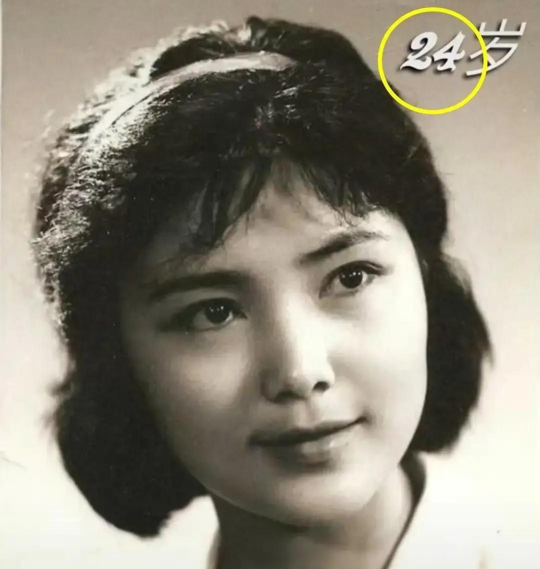 姜黎黎演完《红牡丹》火遍全国，25岁就成了挂历女神。
可厂里一句“内部不许谈恋爱