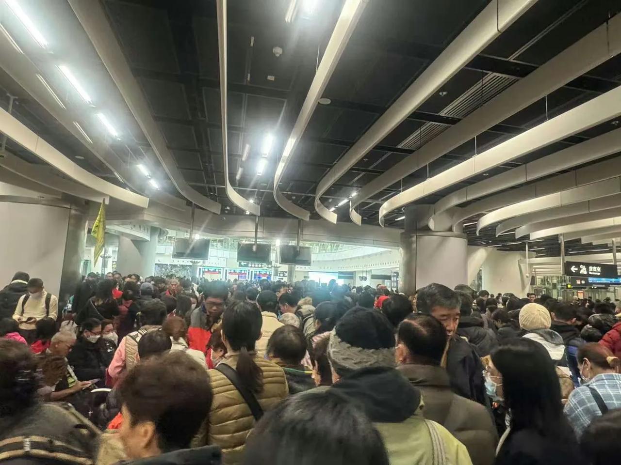 今天的香港高铁站跟此刻的罗湖口岸，大批香港游客到内地旅游。#城市观察员#