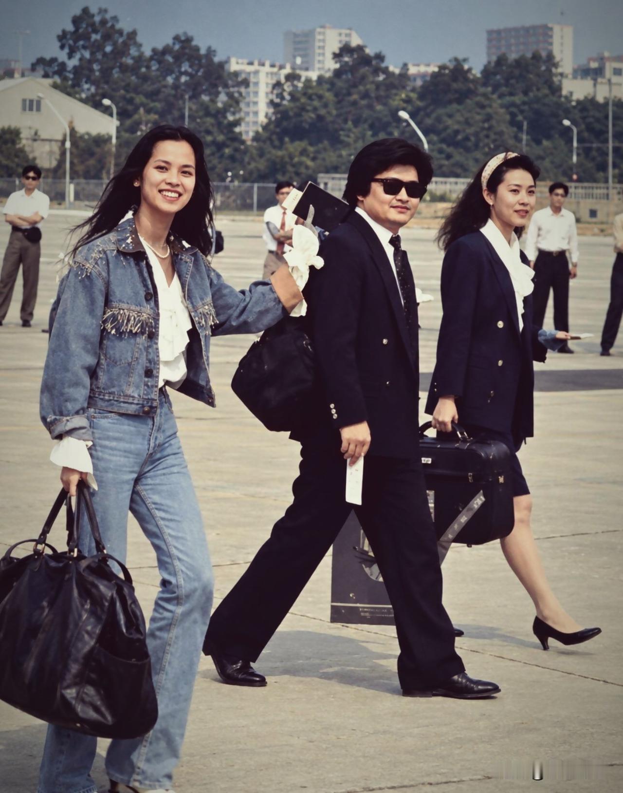 这张1990年的合影，一下子将人拉回36年前。刘欢 27岁，韦唯 26岁，正是最