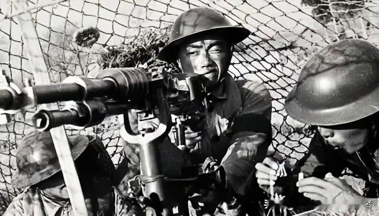 在1937年，机枪手卿伯金正在放哨，突然听到了稻田中奇怪的水声，他小心地摸过去一