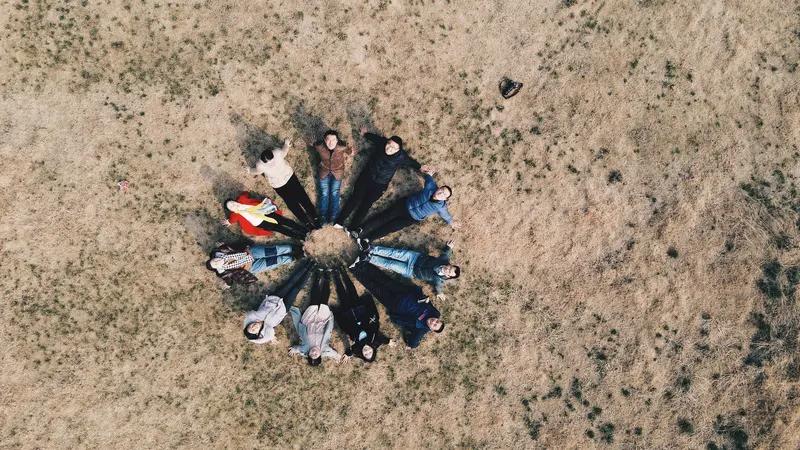 那次发现被外甥女屏蔽朋友圈时，我彻底愣住了，手机屏幕上那道灰色横线，像条小小的楚