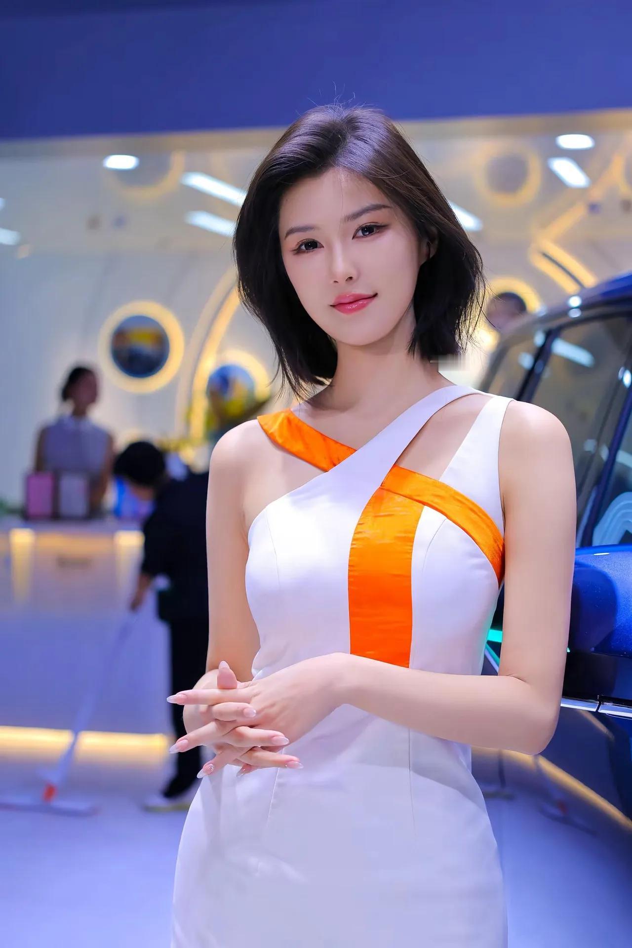 时尚穿搭指南：白色连衣裙搭配橙色腰带，优雅动人！