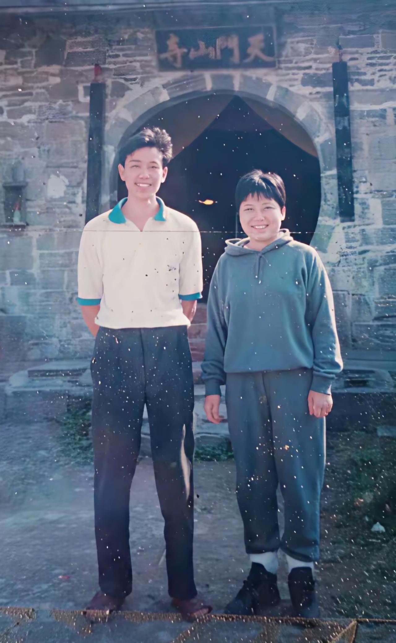 王铎：李娜当年在天门山寺，与朋友一起合影。