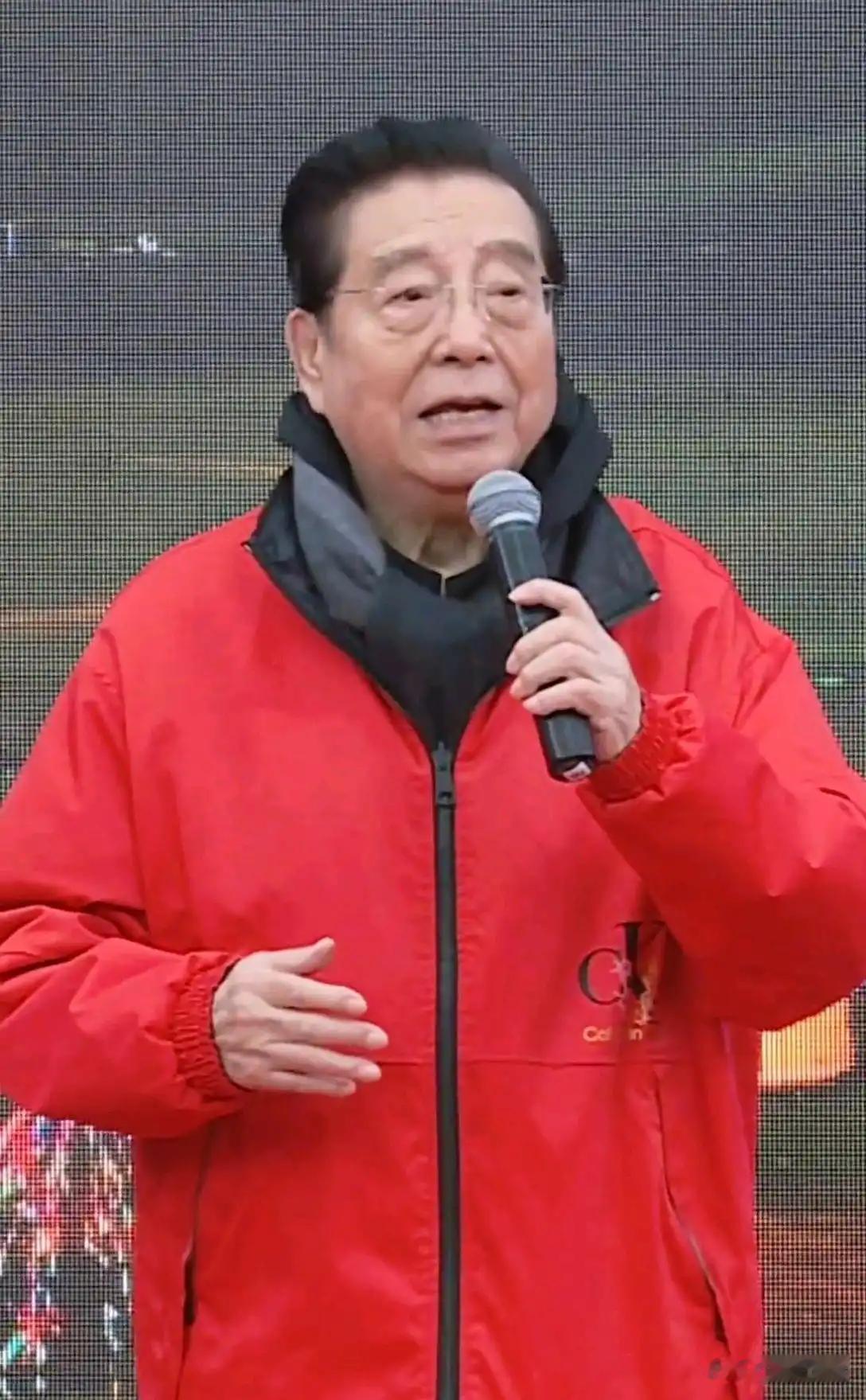 87岁的他拿着每月八万的高额收入，本来就已经该安享晚年的，却被迫常年奔波跑商演维