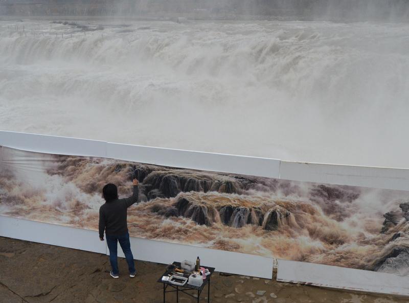 最近“黄河画家”徐惠君可太闹心了。12月8日在江苏江阴的艺术馆，他那幅花3个多月