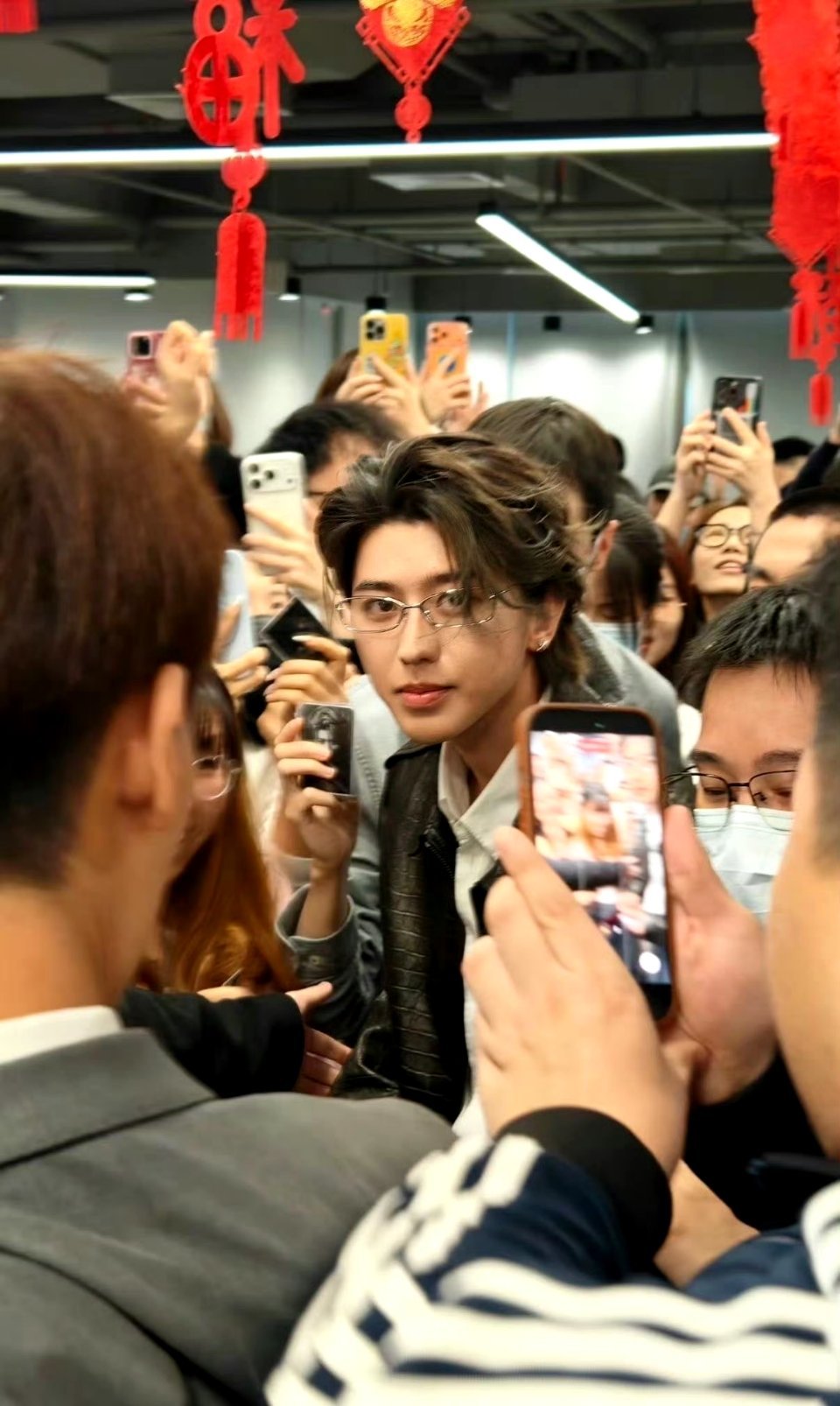 蔡徐坤扫楼蔡徐坤蛮帅  感觉他现在一心做音乐 挺棒的前面刷到过他给路人听音乐的视