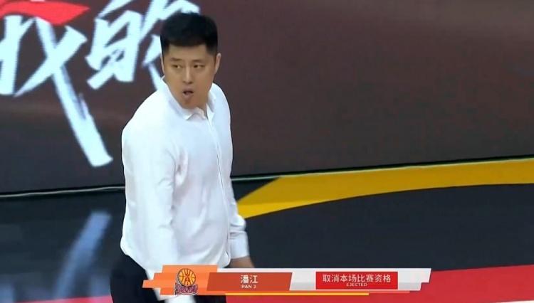 CBA乱象：这个哥们是个性情中人敢怒敢言呀！山西主教练潘江怒喷裁判被驱逐出场，后