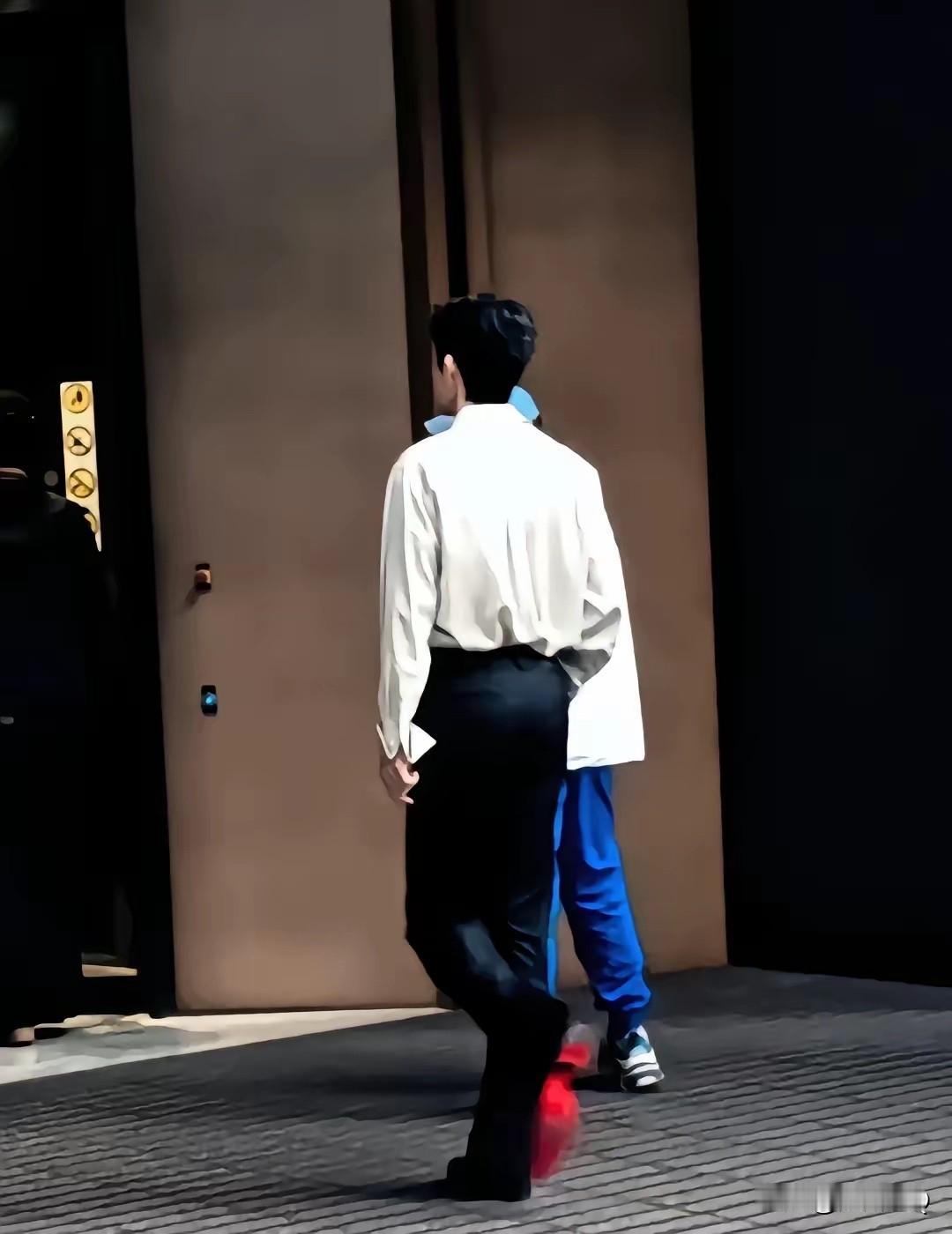 霸总都爱穿红底皮鞋，短剧里是，长剧里也是。